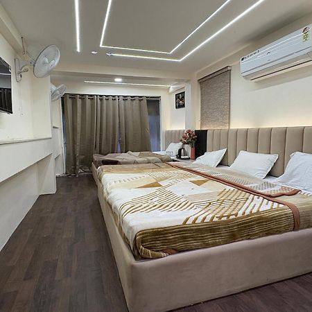 Hotel Anantshree Ujjain Exteriör bild