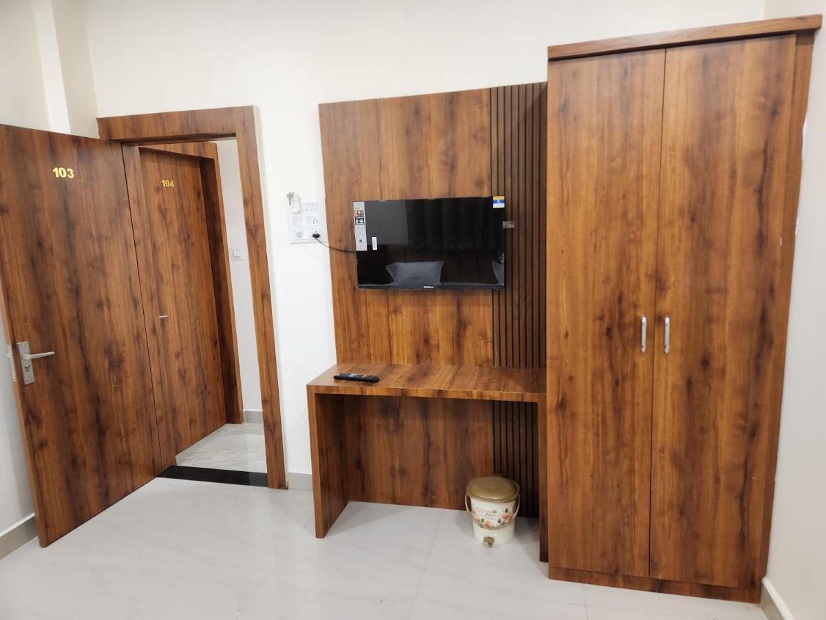 Hotel Anantshree Ujjain Exteriör bild