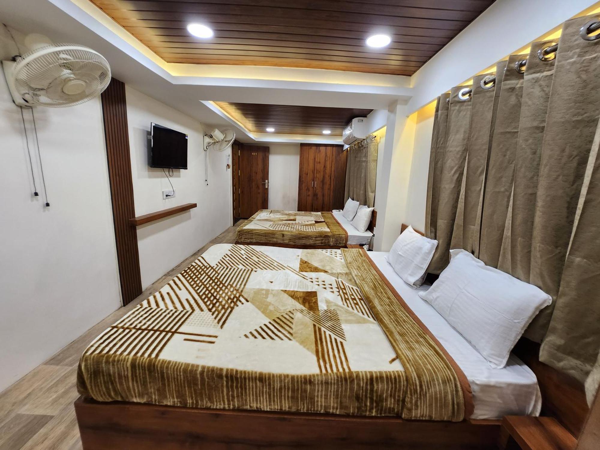 Hotel Anantshree Ujjain Exteriör bild