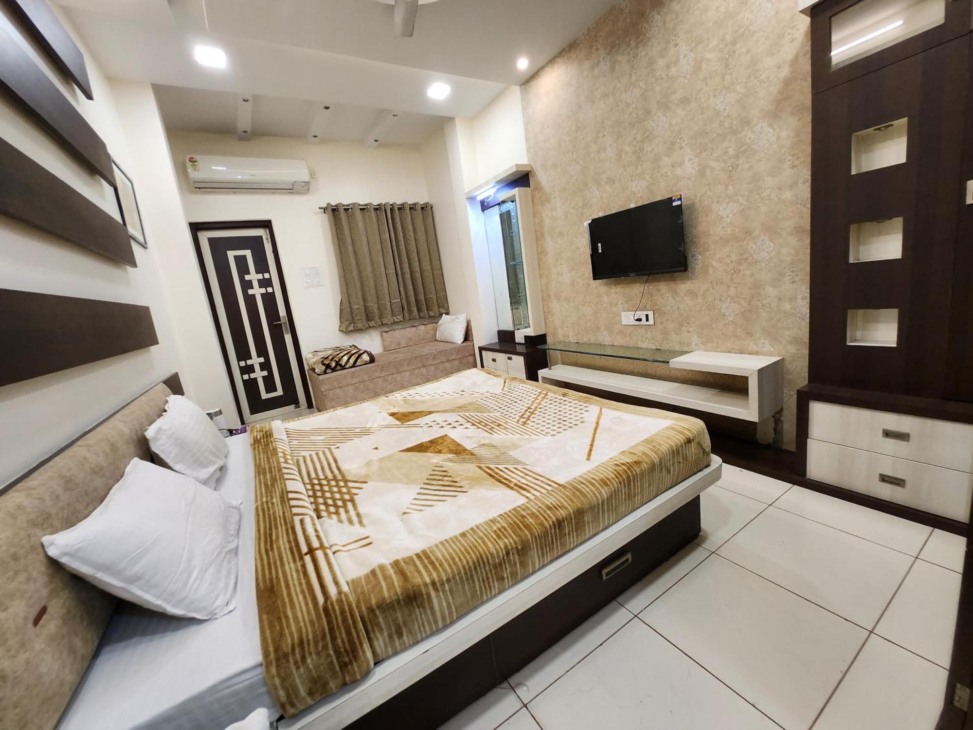 Hotel Anantshree Ujjain Exteriör bild