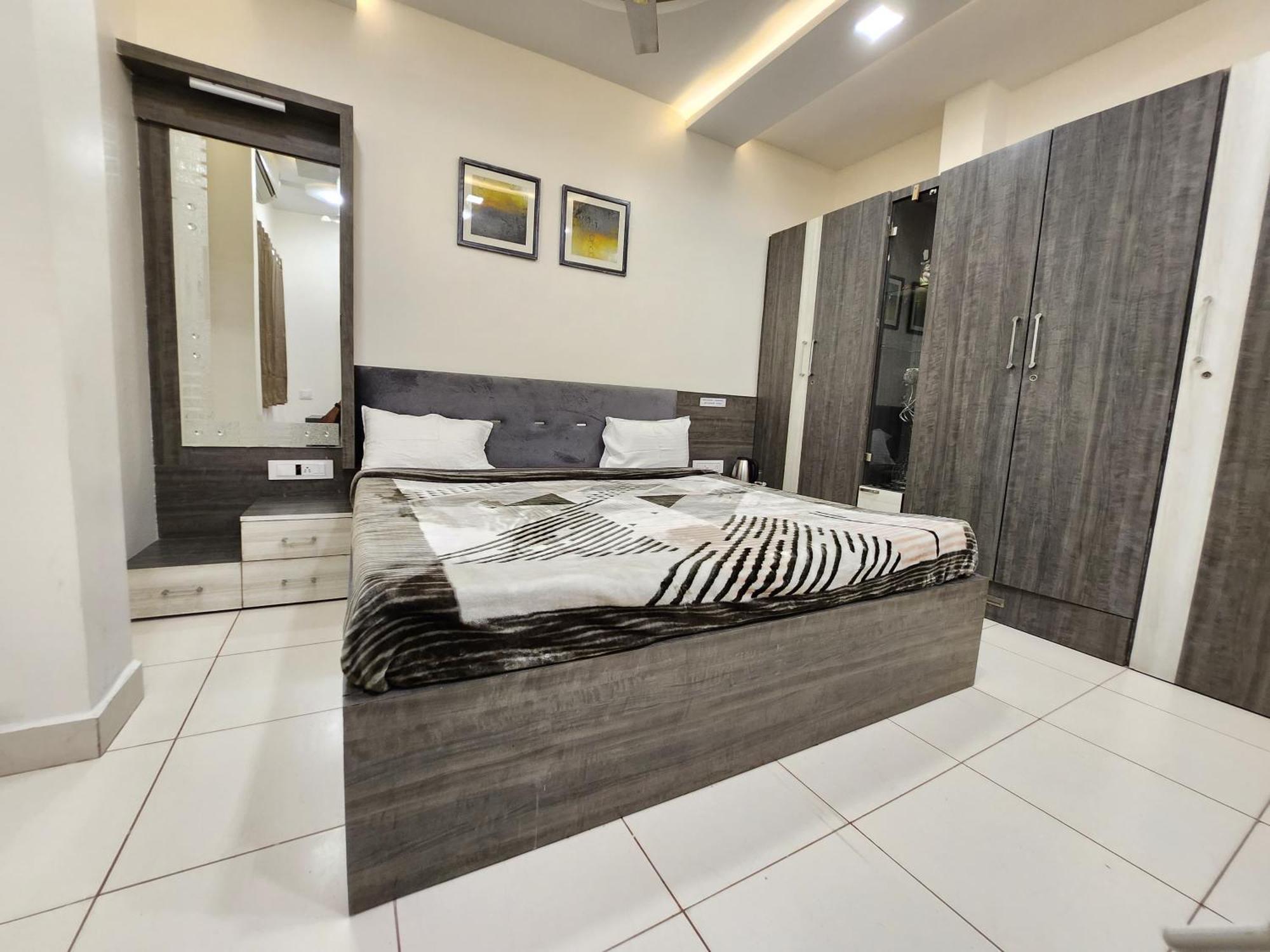 Hotel Anantshree Ujjain Exteriör bild