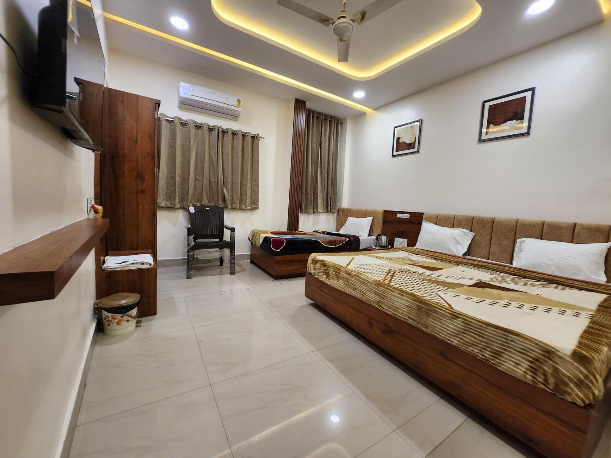 Hotel Anantshree Ujjain Exteriör bild