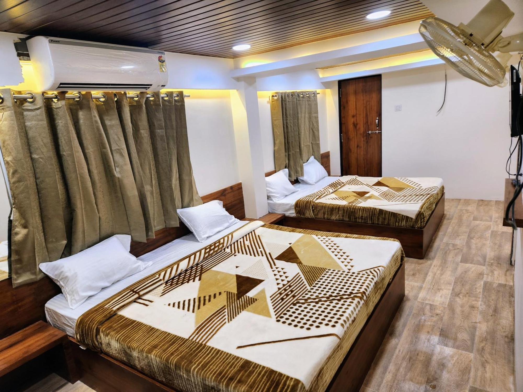Hotel Anantshree Ujjain Exteriör bild