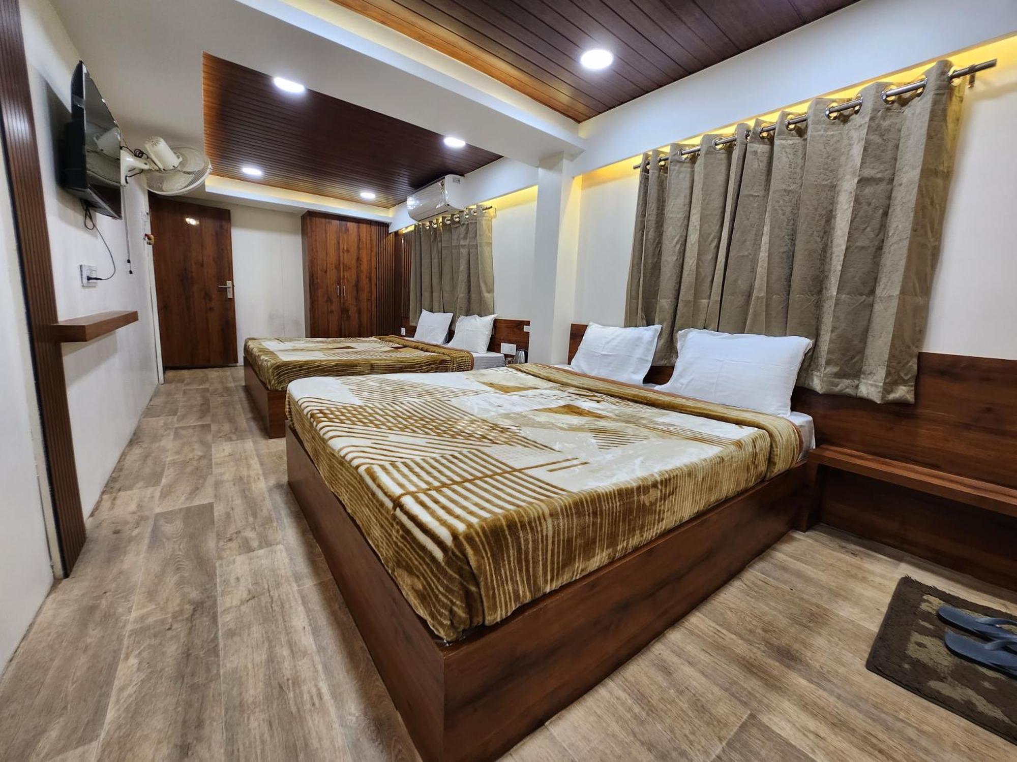 Hotel Anantshree Ujjain Exteriör bild