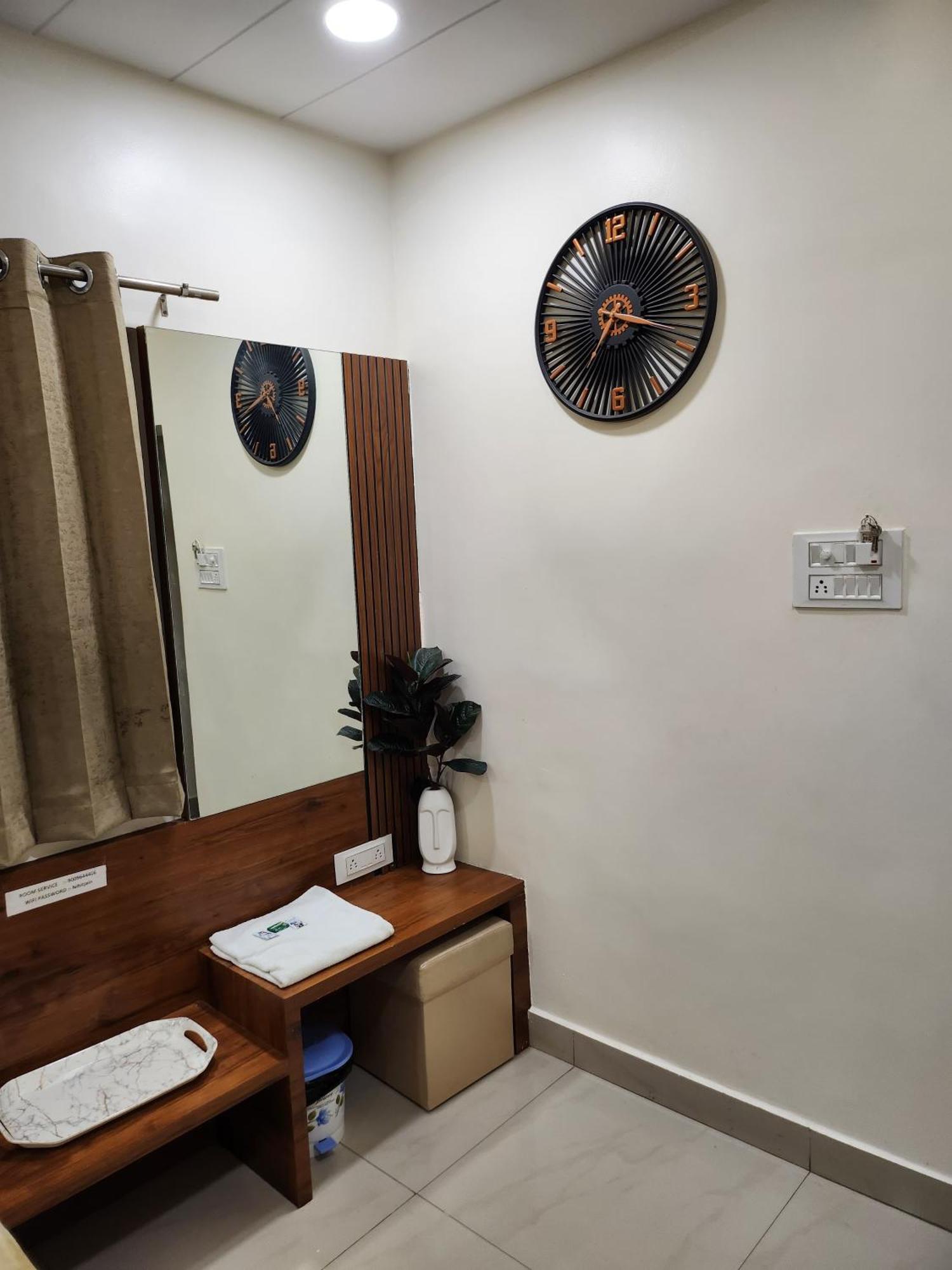 Hotel Anantshree Ujjain Exteriör bild