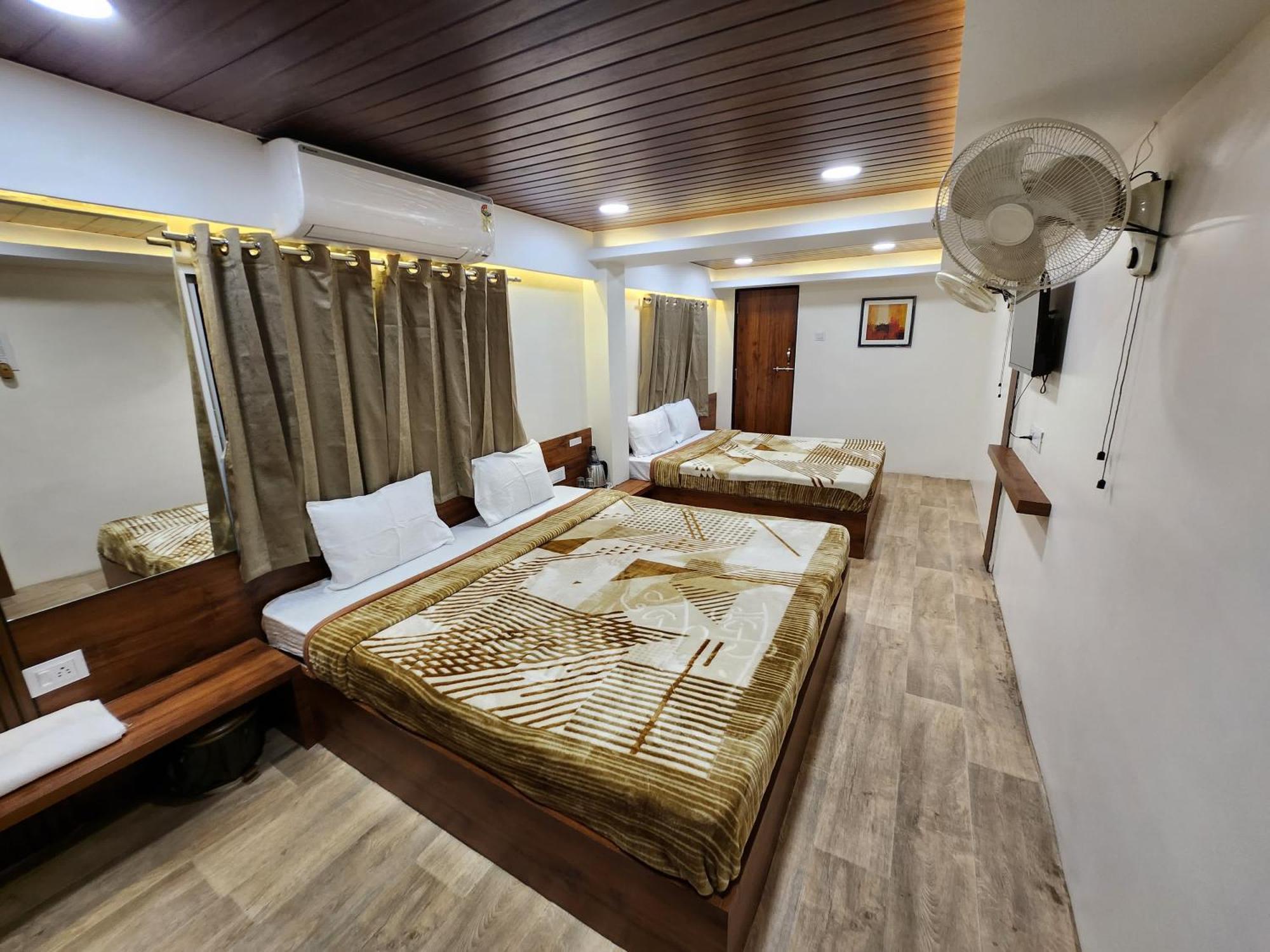Hotel Anantshree Ujjain Exteriör bild