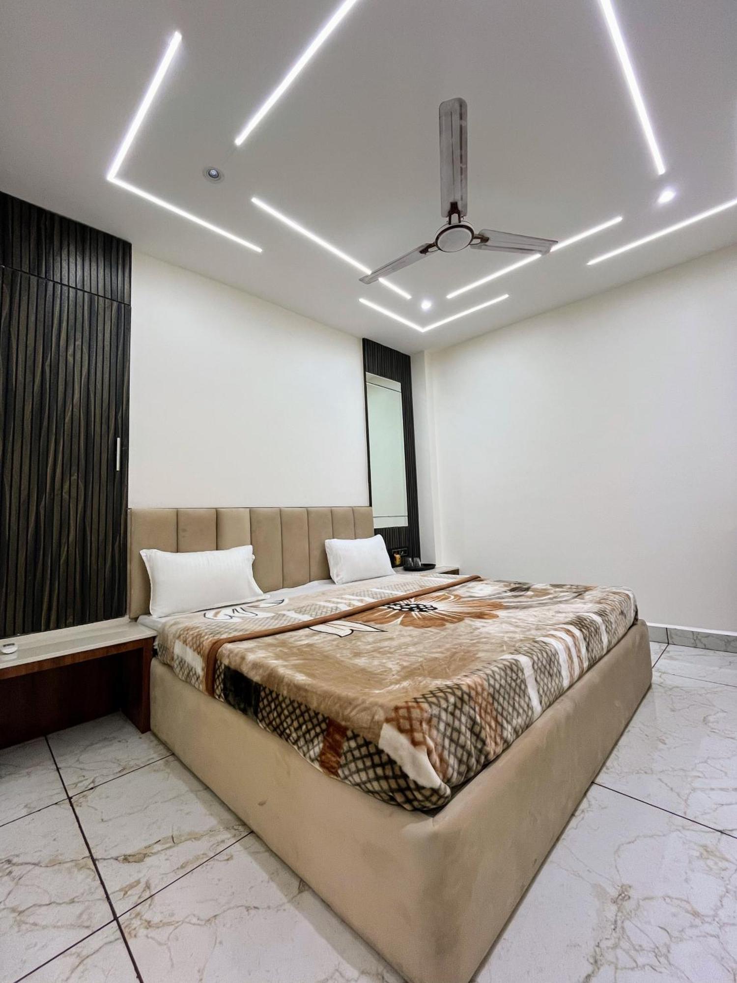 Hotel Anantshree Ujjain Exteriör bild