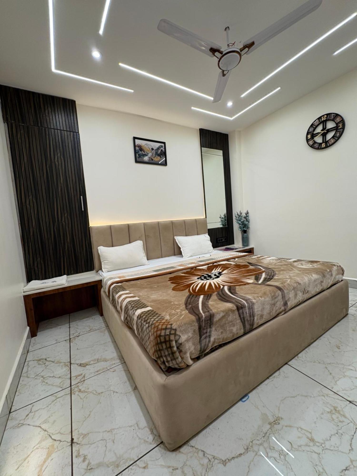 Hotel Anantshree Ujjain Exteriör bild