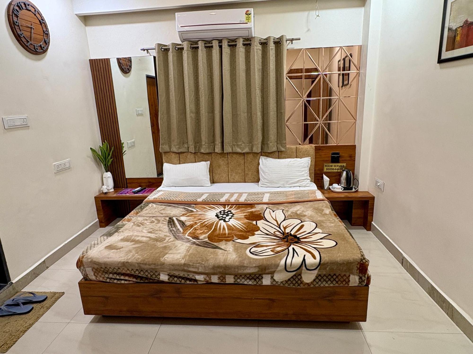 Hotel Anantshree Ujjain Exteriör bild
