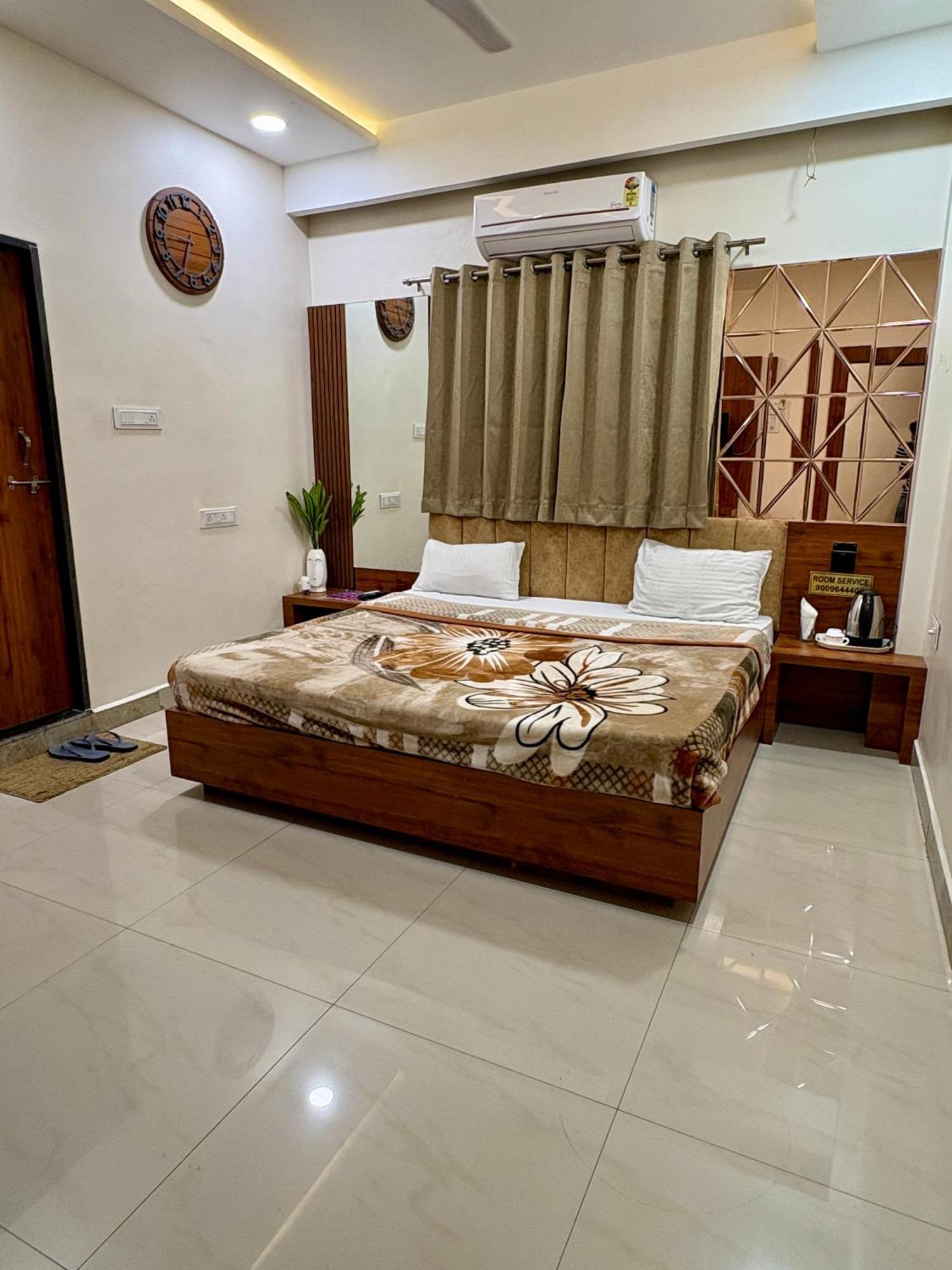 Hotel Anantshree Ujjain Exteriör bild