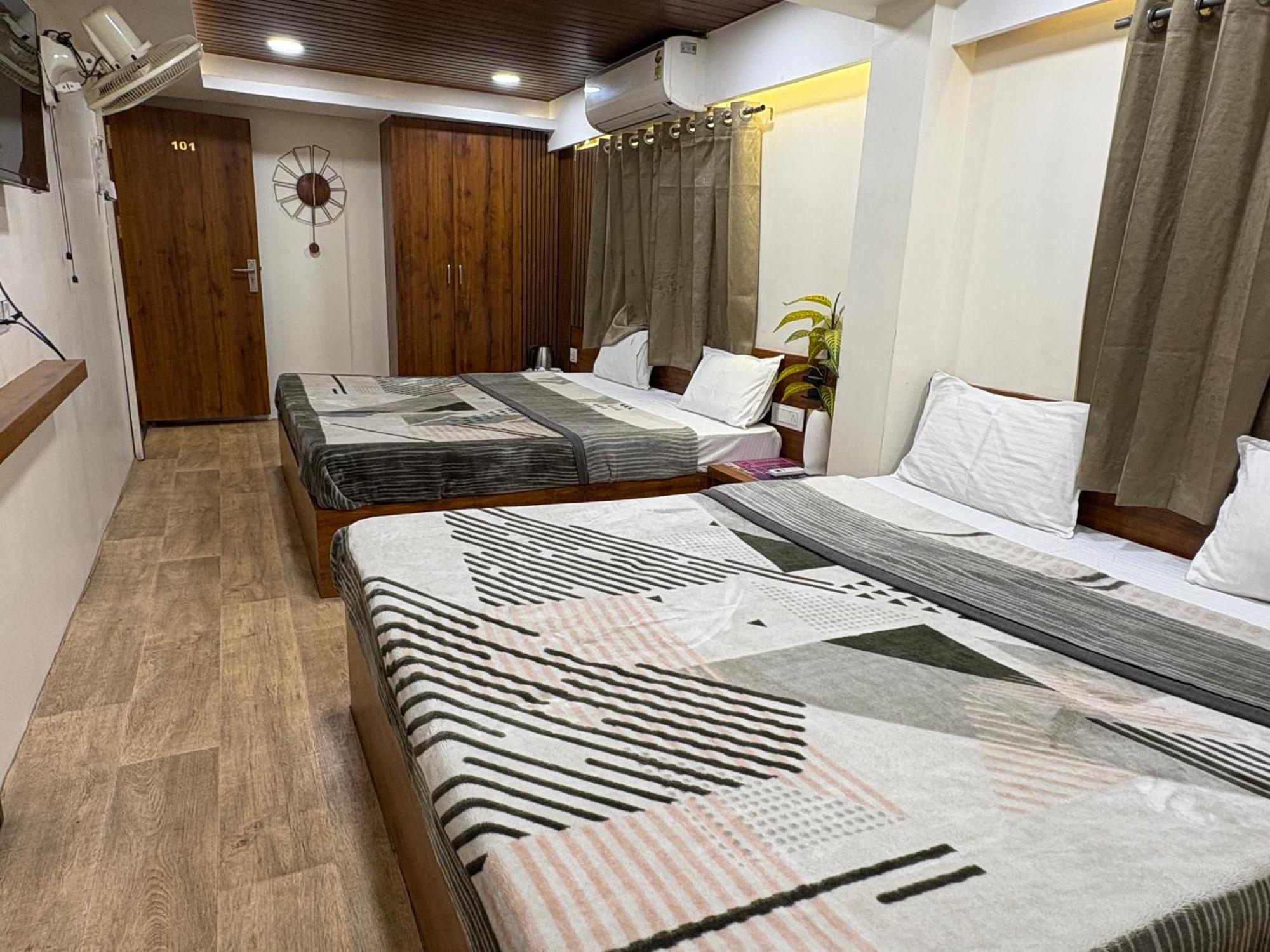 Hotel Anantshree Ujjain Exteriör bild
