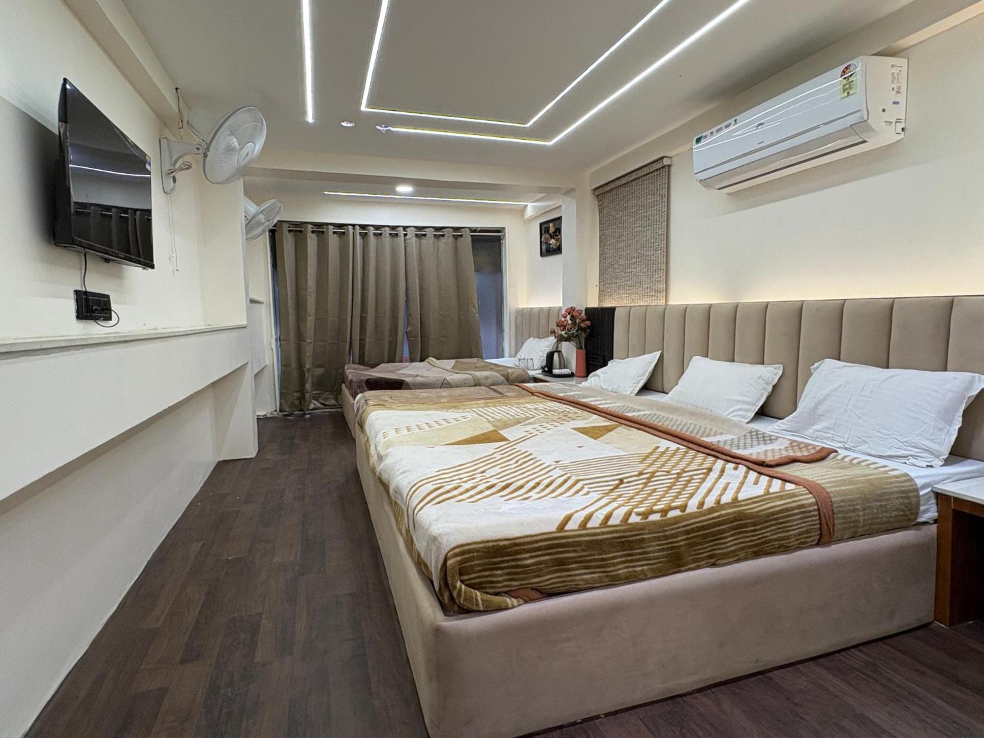 Hotel Anantshree Ujjain Exteriör bild