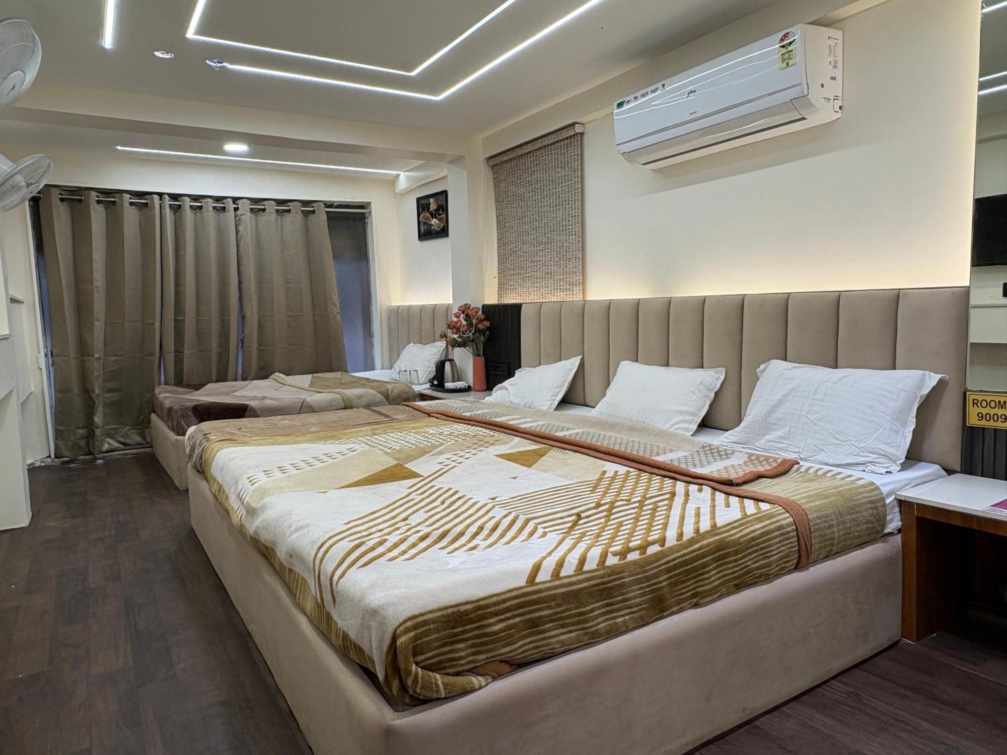 Hotel Anantshree Ujjain Exteriör bild