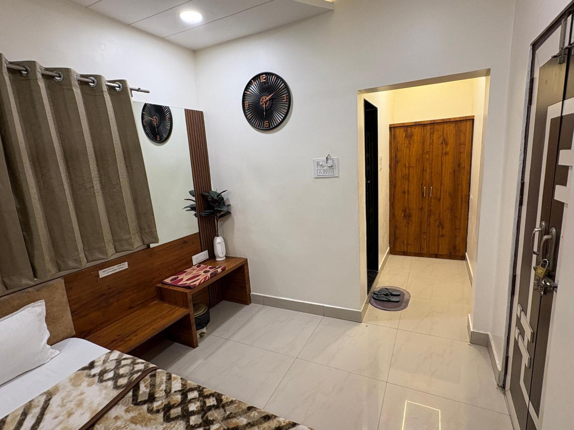 Hotel Anantshree Ujjain Exteriör bild