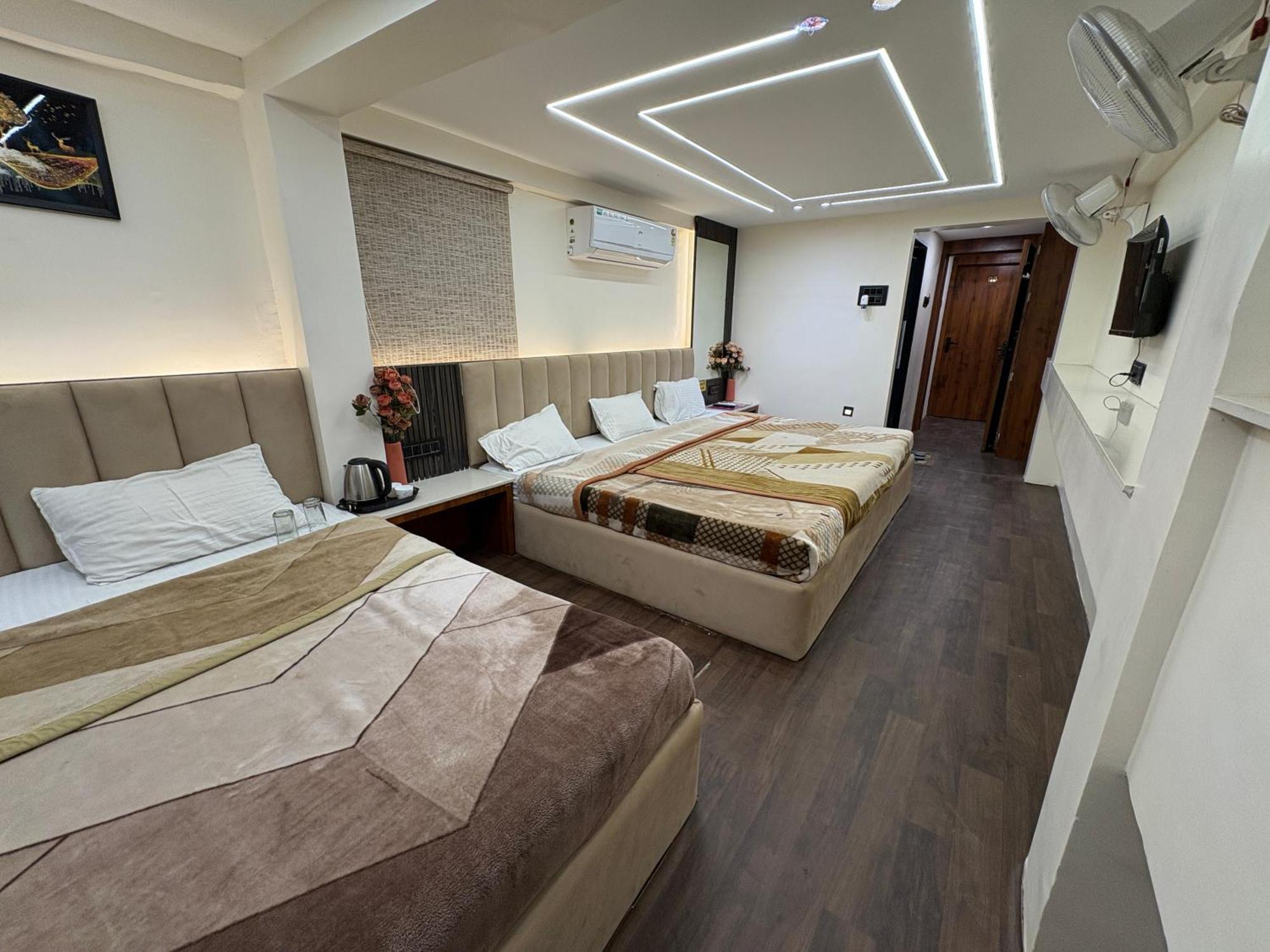 Hotel Anantshree Ujjain Exteriör bild