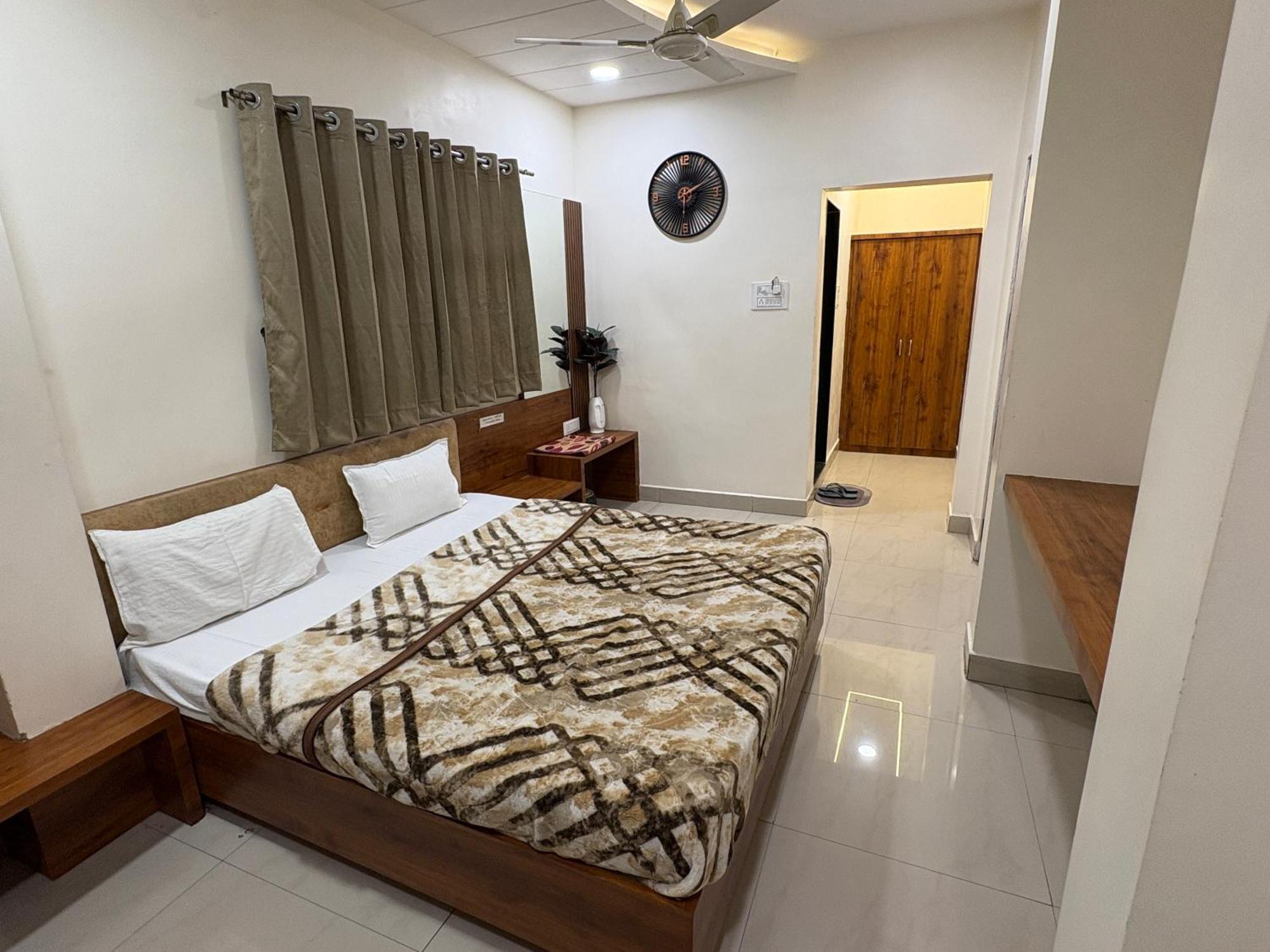 Hotel Anantshree Ujjain Exteriör bild