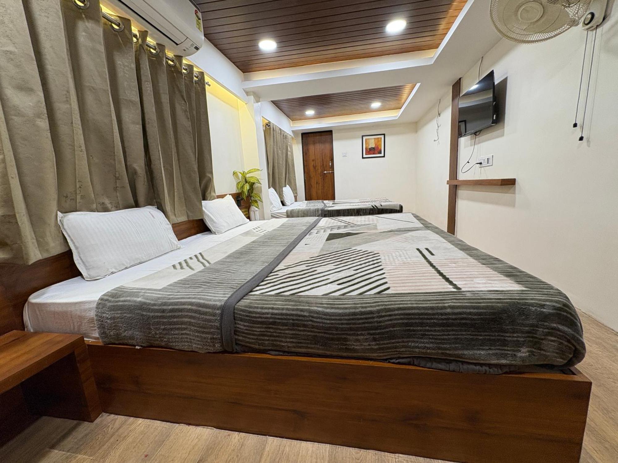 Hotel Anantshree Ujjain Exteriör bild