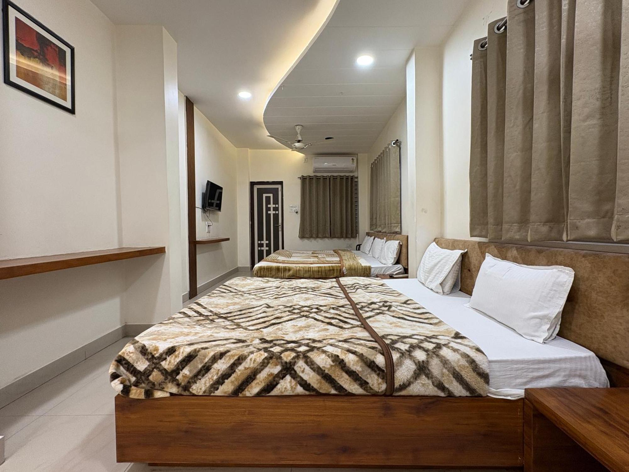 Hotel Anantshree Ujjain Exteriör bild