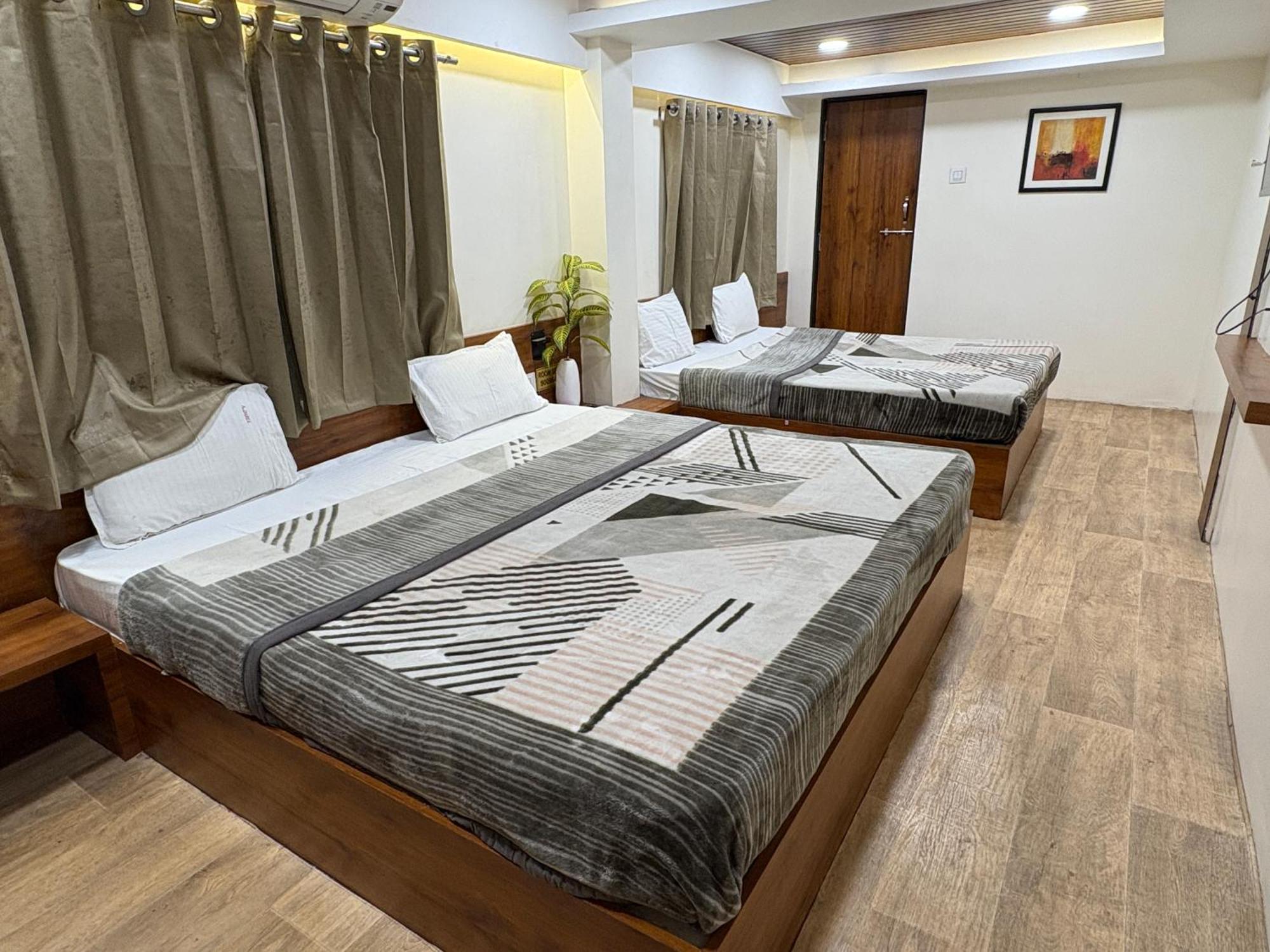 Hotel Anantshree Ujjain Exteriör bild