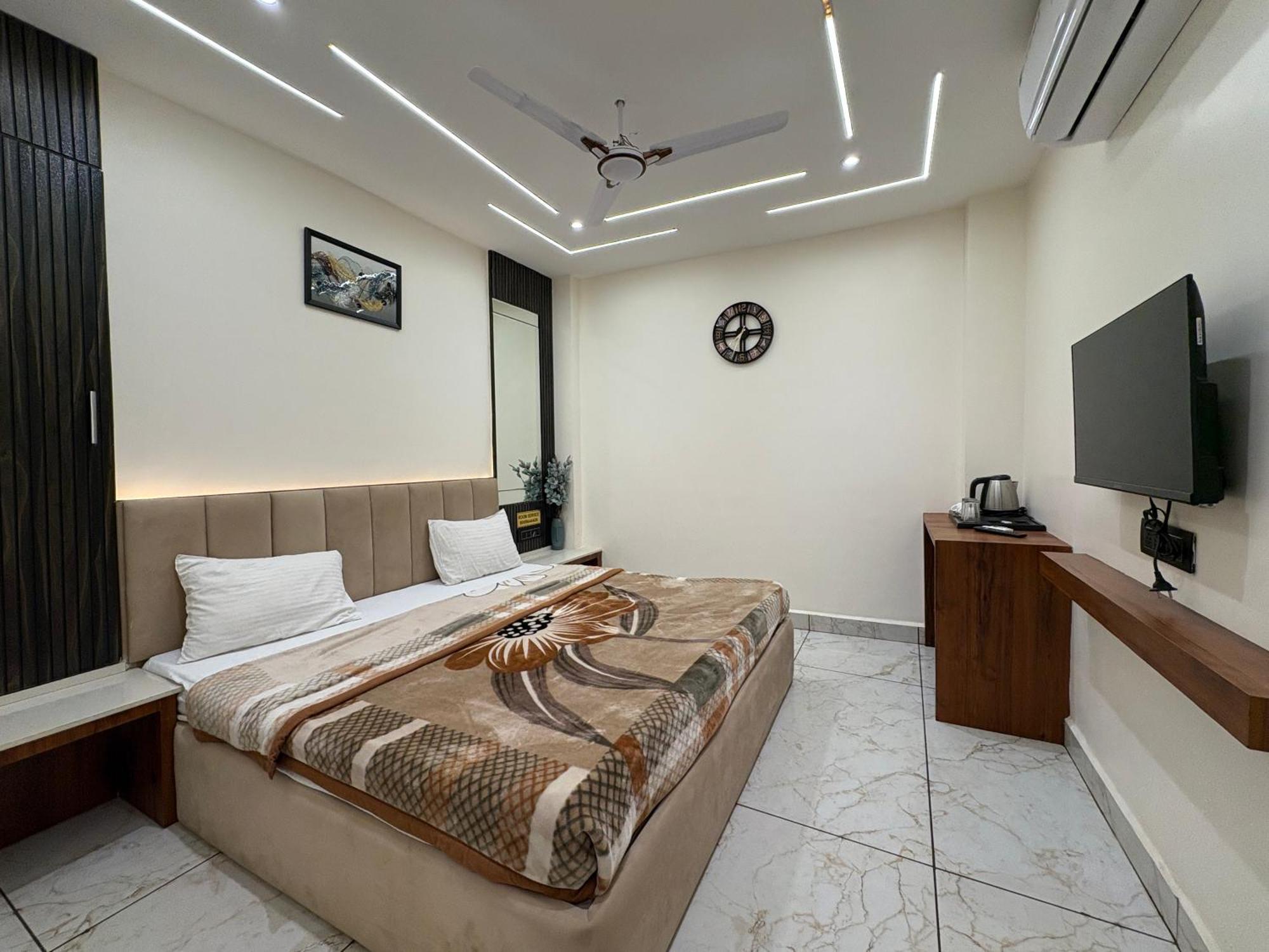 Hotel Anantshree Ujjain Exteriör bild