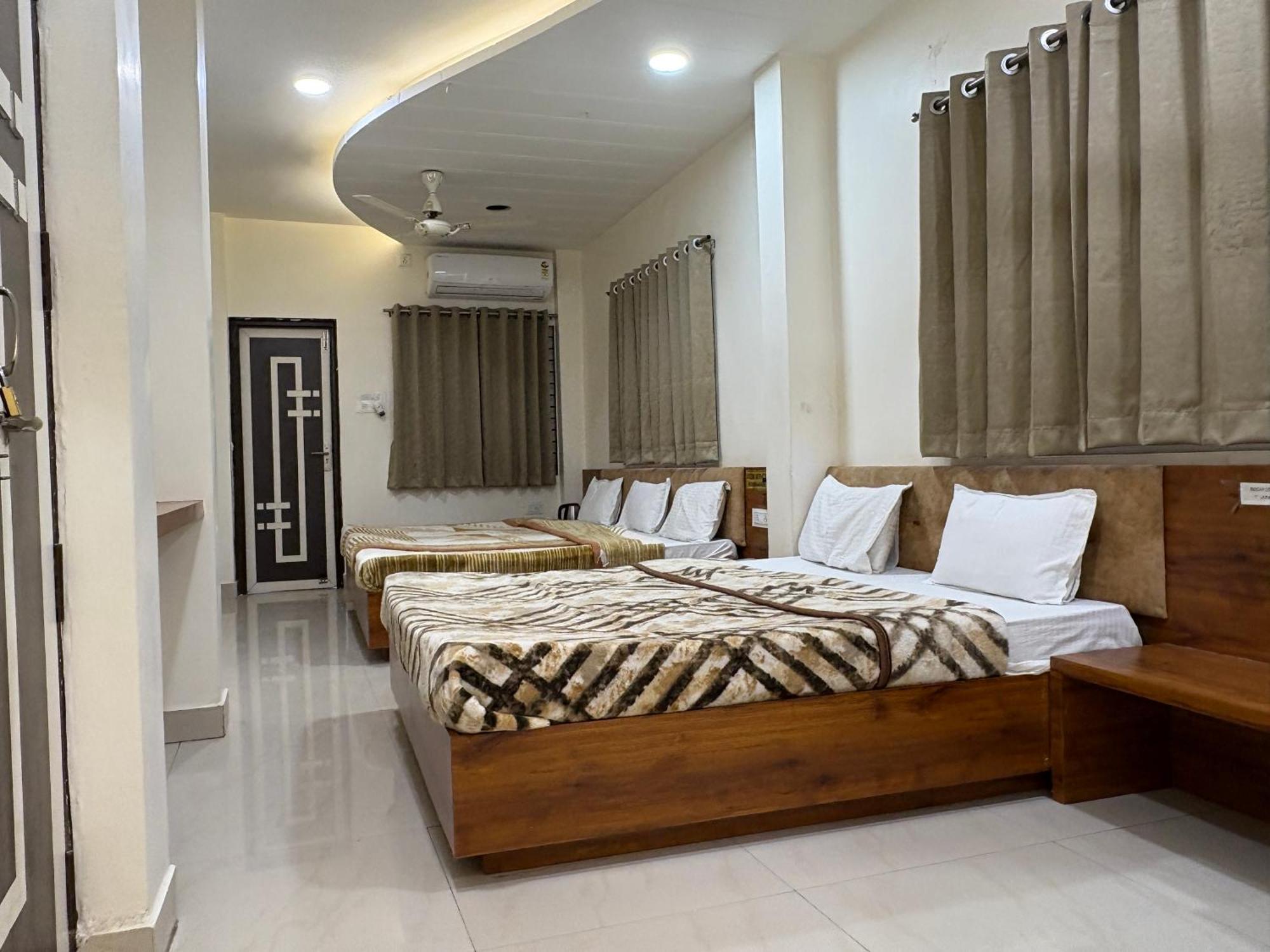 Hotel Anantshree Ujjain Exteriör bild