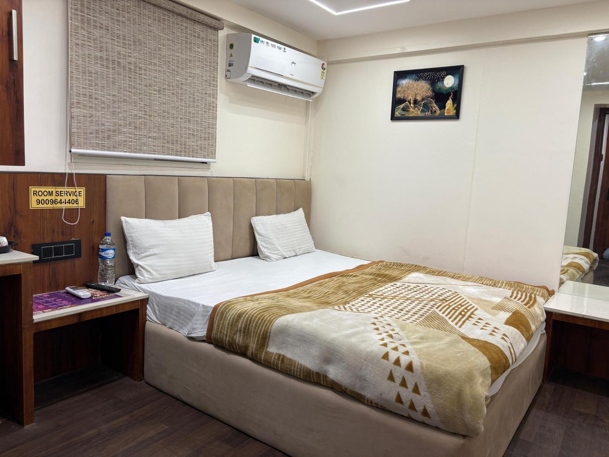 Hotel Anantshree Ujjain Exteriör bild