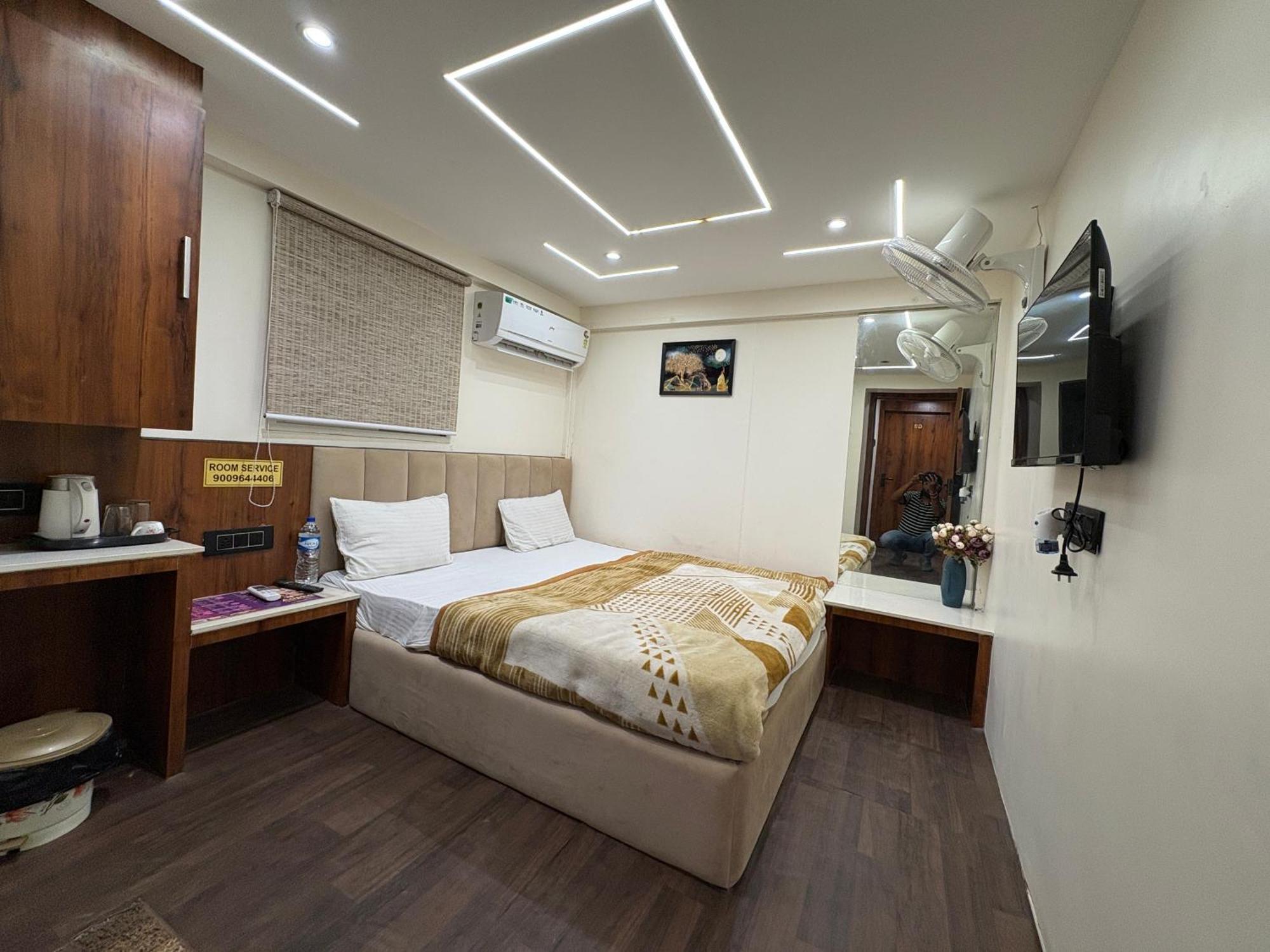 Hotel Anantshree Ujjain Exteriör bild