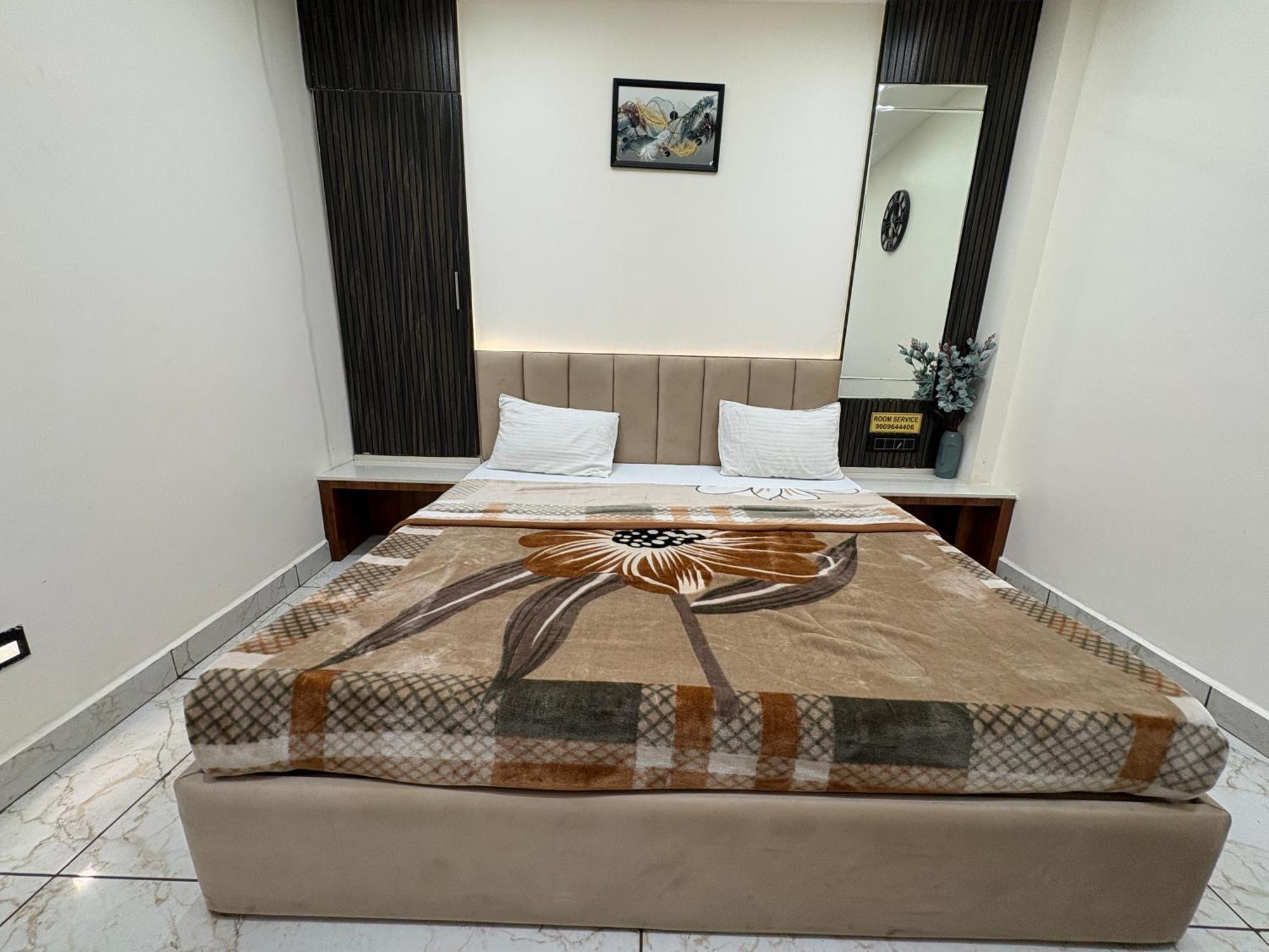 Hotel Anantshree Ujjain Exteriör bild