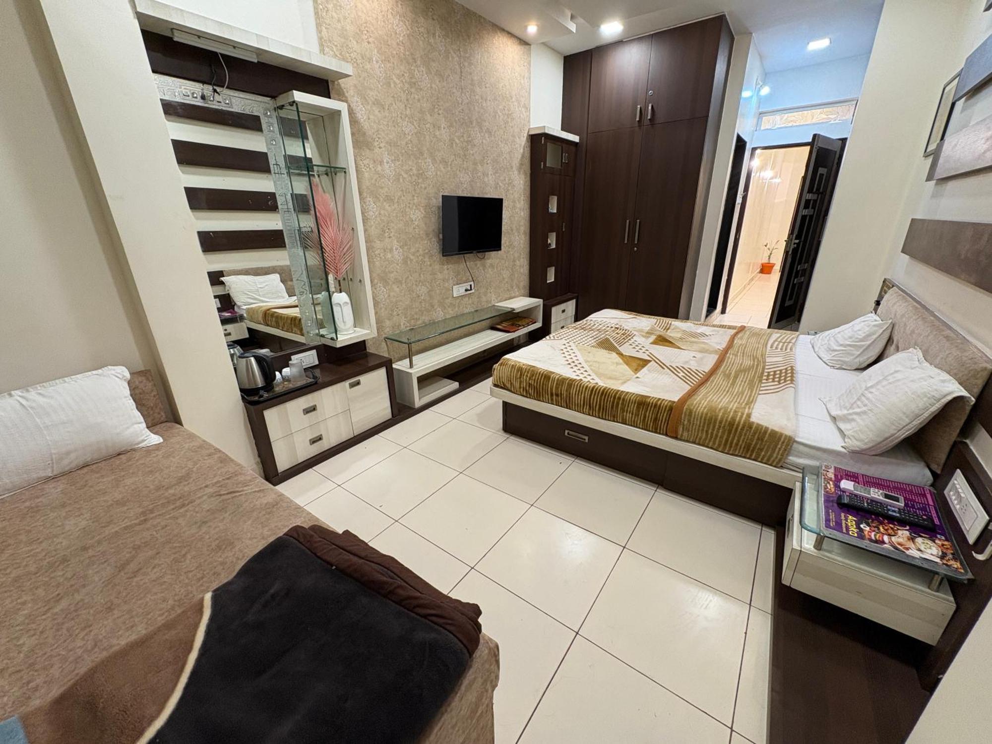 Hotel Anantshree Ujjain Exteriör bild