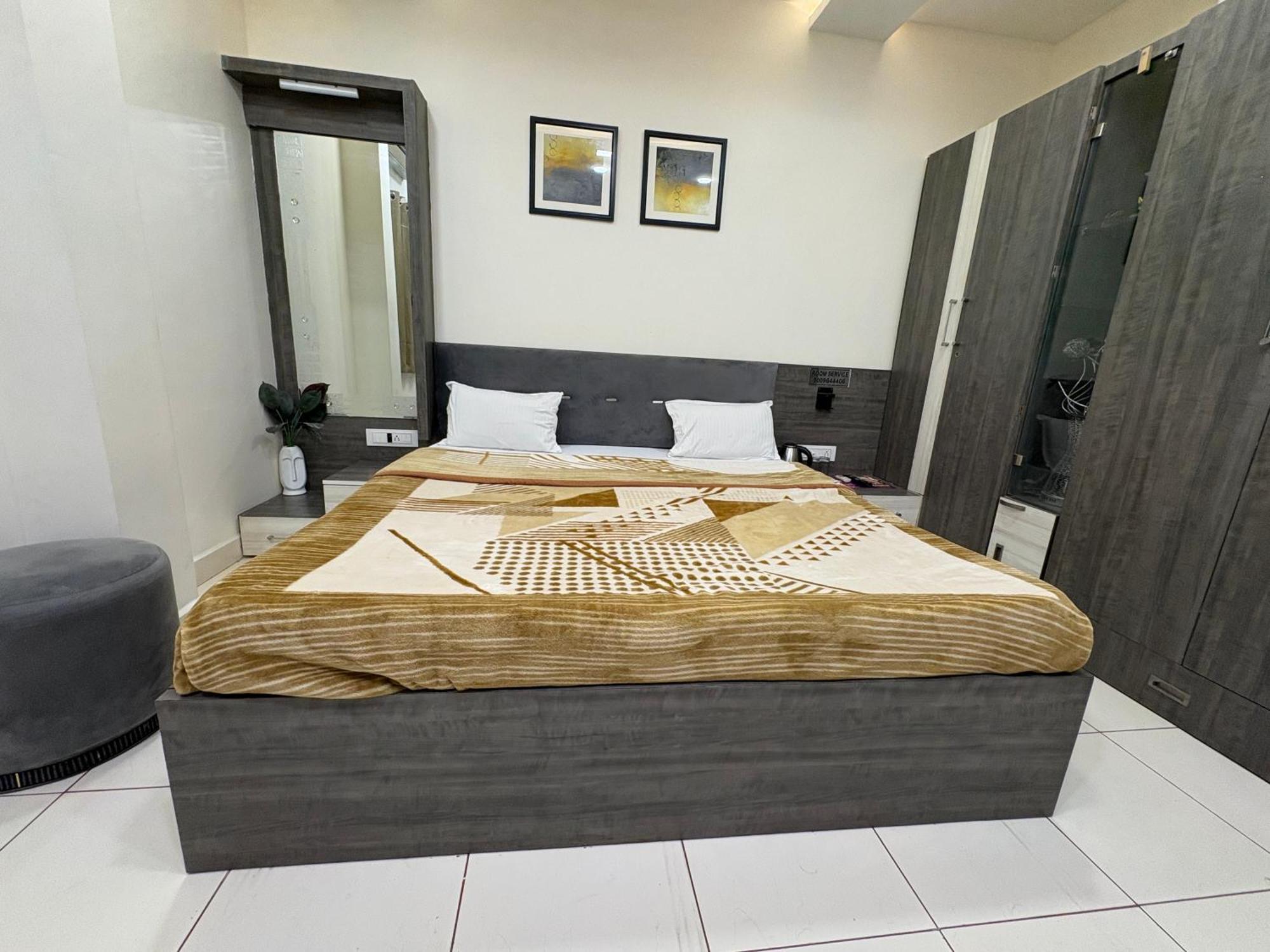 Hotel Anantshree Ujjain Exteriör bild