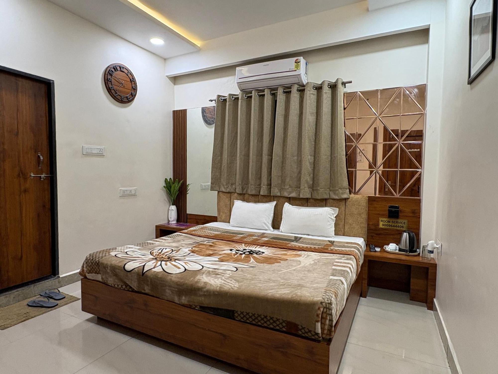 Hotel Anantshree Ujjain Exteriör bild