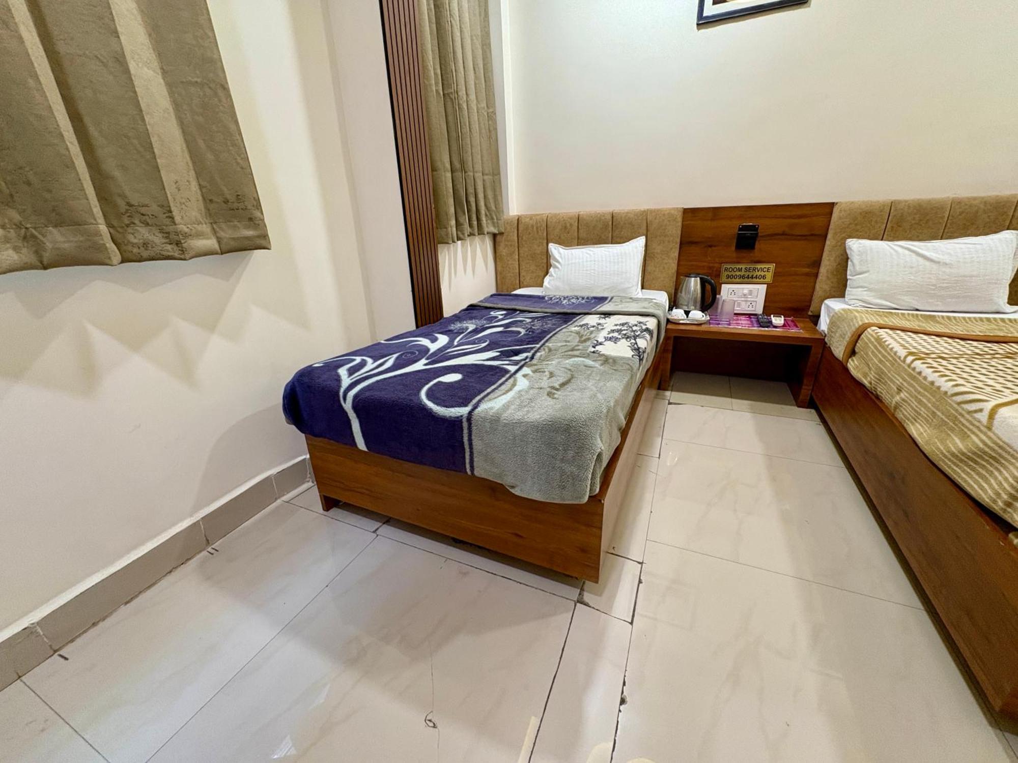 Hotel Anantshree Ujjain Exteriör bild
