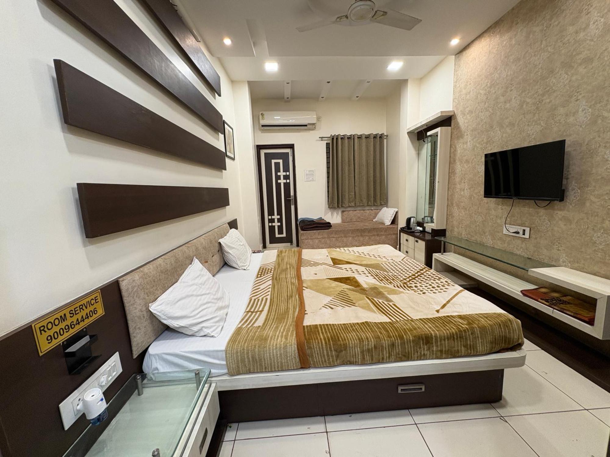 Hotel Anantshree Ujjain Exteriör bild